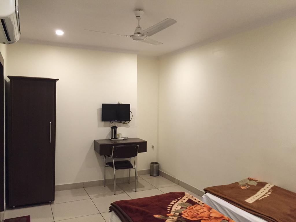 Hotel Surya Haldwāni Habitación foto