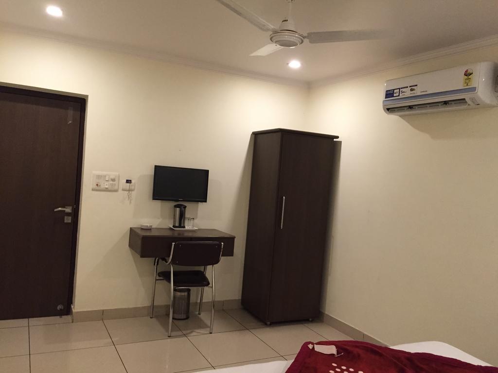 Hotel Surya Haldwāni Habitación foto